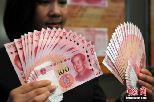 资料图：2015年新版第五套100元人民币钞票。 中新社记者洪少葵摄