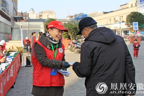 安庆献血志愿者在街头开展纪念国际志愿者日