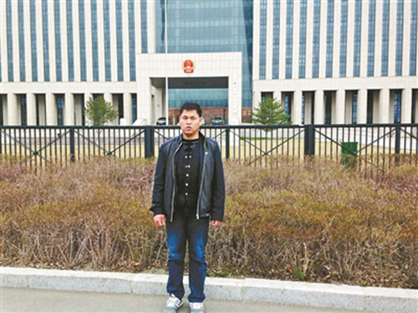 刘忠林来到吉林省高院门口。  本文图片均为北京青年报图