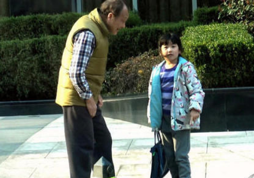 姚沁蕾5岁时就快长到外公的肩膀处,当时的身高已有135cm-150cm.