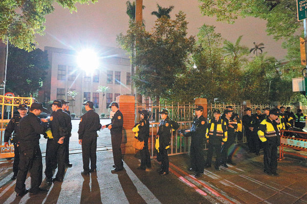 台“立法院”6日针对“一例一休”将再度闯关拼三读，希望一例一休“修法”能尽速通过，5日晚警方加强“立法院”议场巡逻与布署，准备面对抗争。记者苏健忠／摄影 图片来源：台湾《联合报》