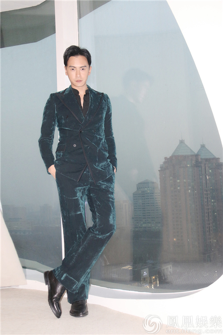 郑元畅获年度风尚艺人 墨绿套装有型有款散绅士魅力