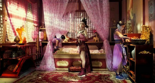 其中扮演女帝贴身心腹风姿妖娆,绝妙美人妙成天的扮演者侍宣如受到