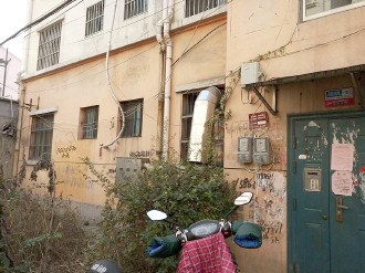 单元门旁边的商用排烟筒。　见习记者　时尚　摄