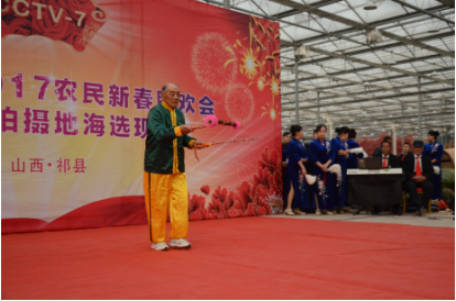 来自山西省晋中市的81岁参赛者范师傅表演《打花棍儿》