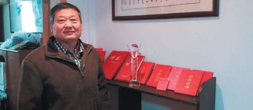 因为多次见义勇为和从事社会公益,吴松林获过不少奖章证书。本报记者 于悦 摄