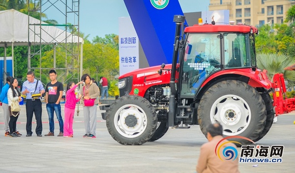 　　即将在冬交会上展示的无人驾驶拖拉机。海报全媒体中心记者 袁琛 摄