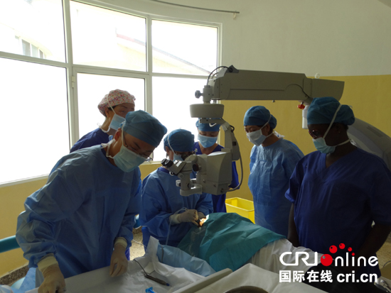 中国专家为布隆迪患者手术。（王新俊 摄）