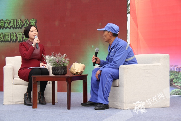 疏浚工杨青才讲述自己的工作经历。 记者 荚天宇 摄