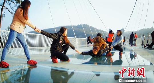 张家界大峡谷玻璃桥上演“假人挑战”