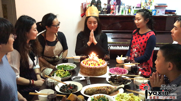 12月10日晚，乌市市民樊国霞（左三）一家邀请亲友、邻居在家中给“洋闺女”阿勒泰娜依（中间）过19岁生日。
