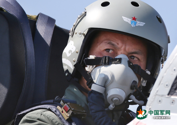 飞行员王小军的眼神中露出霸气，这就是雄鹰的眼神。刘应华 摄（资料图片）