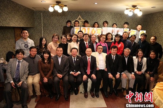 图为2016年日本新疆同乡会忘年会集体合影留念。尹法根 摄