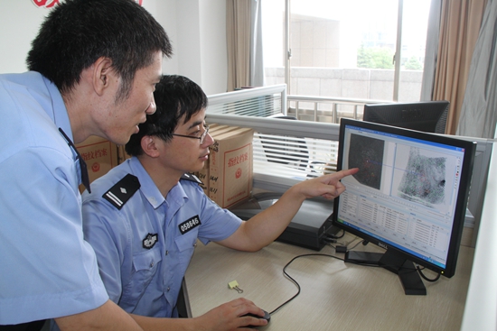 图为朱庆比对指纹。