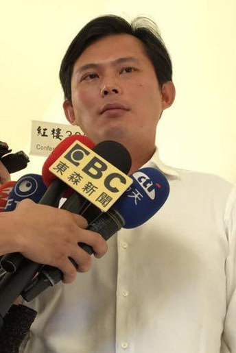 民进党团总召柯建铭批评“时代力量”，“时代力量立委”黄国昌出面回应。记者周佑政／摄影 图片来源：台湾《联合报》