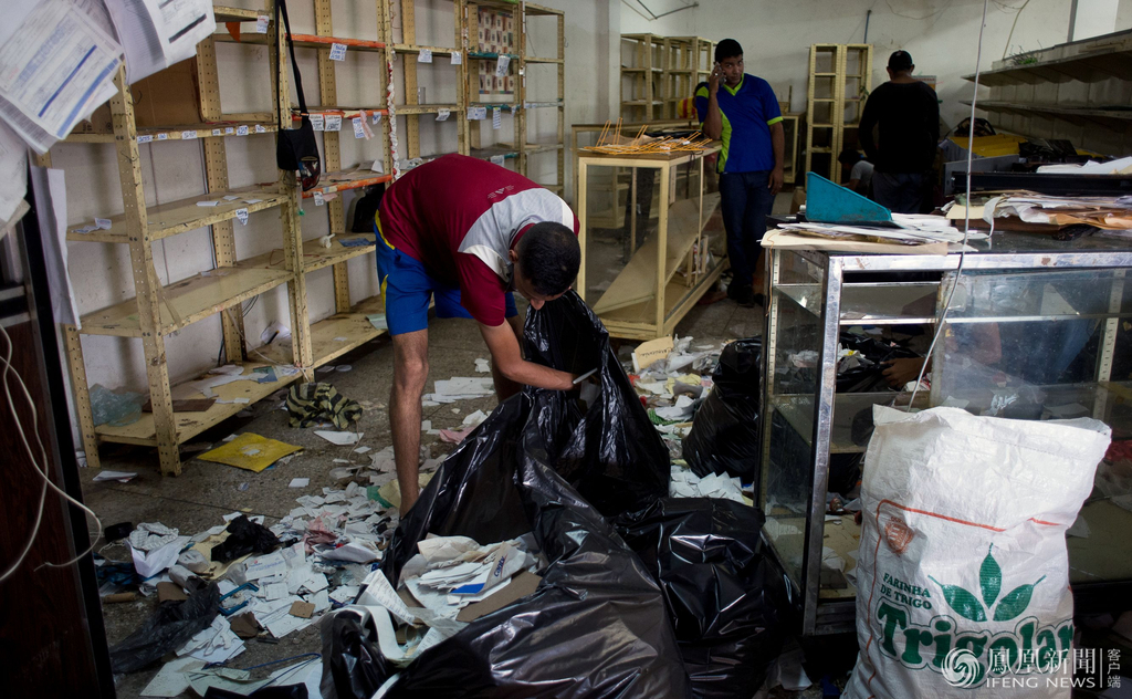 遭砸抢后的委内瑞拉 数十家华人商铺损失严重