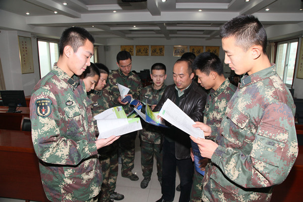 工作中为官兵耐心讲解的池志勇(右三)