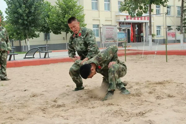" 十四 退伍老兵陈建 武警8681部队(参军时间:2013年-2015年) 校园中
