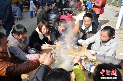 资料图：四川洪雅上千人吃“坝坝宴”过冬至。中新社记者 刘刚 摄