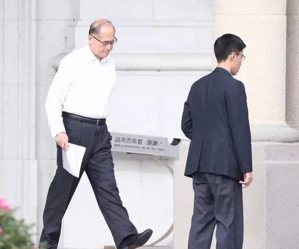 李大维一大早走出“总统府”,表情凝重。图片来源,台湾联合新闻网