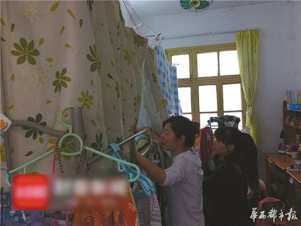 死者妈妈回看死者宿舍。