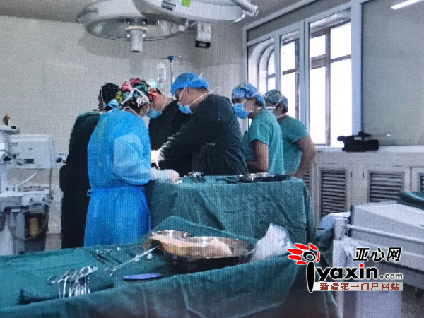 12月22日10时40分许，乌市儿童医院手术室，医生正在给和田来的，腹裂婴儿做手术。