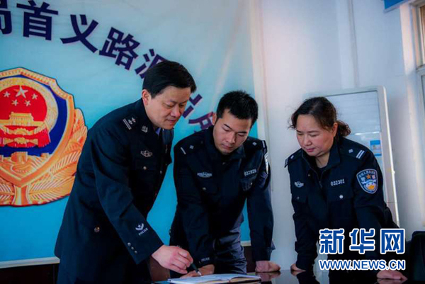 杜华（左一）工作照