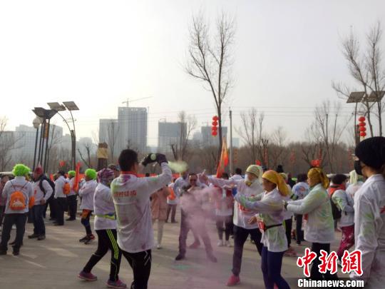 图为青海省西宁市迎新年彩虹跑比赛。张添福 摄