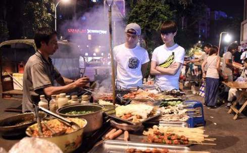 明星吃货没包袱,景甜餐厅吃麻辣烫,鹿晗李易峰吃街边摊