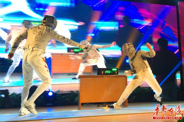 仲满（左）与长沙击剑学员切磋。