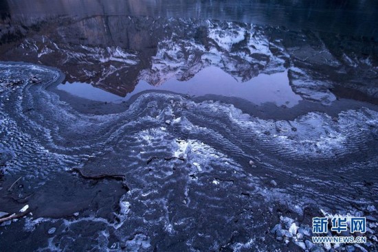 这是12月24日在瑞士伯尼兹奥伯兰拍摄的结冰的厄希嫩湖上倒映出的数座山峰。 厄希嫩湖海拔1578米，位于坎德施泰格山上。新华社/欧新