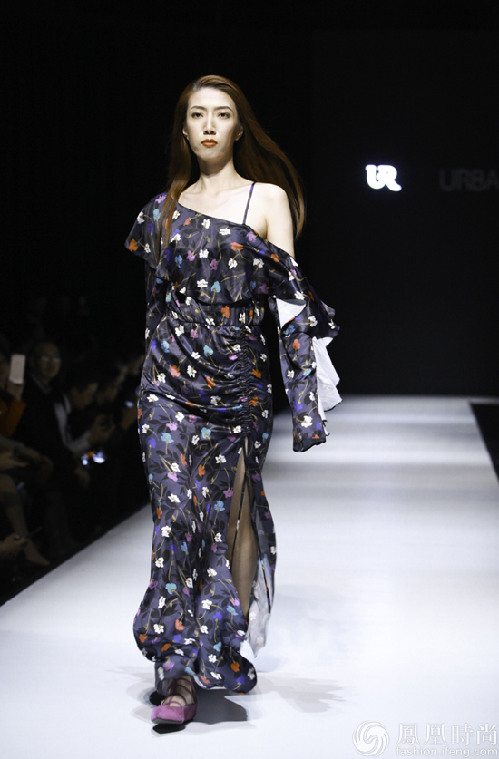 UR十周年庆典暨 2017春夏时装新品发布_凤凰时尚
