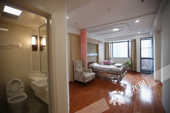 单人间病房。记者 李裕锟 摄