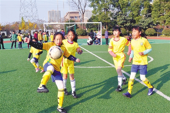 学林街小学足球联赛小女生也踢起了球
