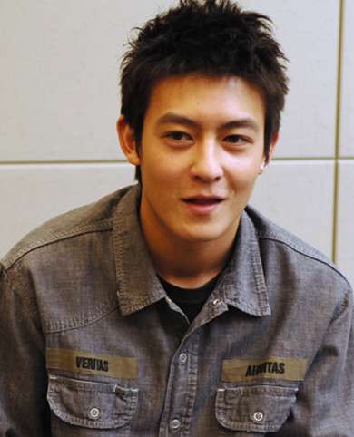 陈冠希素颜玩直播 真的不是本山大叔吗_娱乐频道_凤凰网