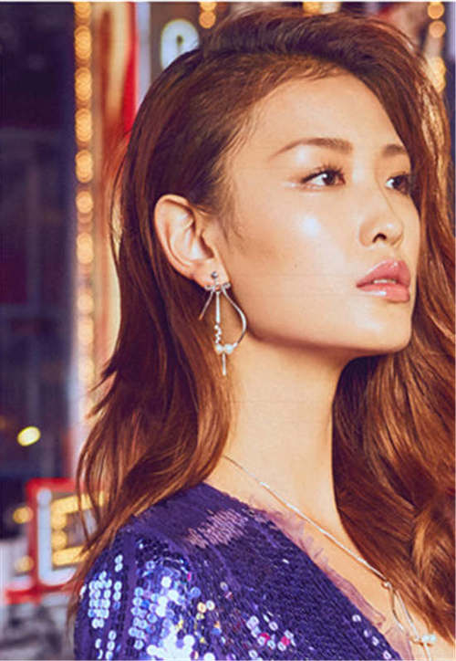 付欢欢时代广场深v秀镂空晚礼性感撩人