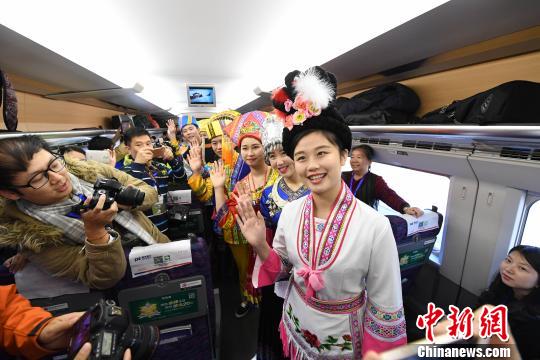 12月28日，在由南宁东开往昆明的D4203次动车上，身穿民族服装的工作人员在表演“刘三姐对山歌”活动庆祝列车开通。　胡雁　摄