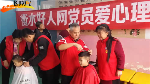 志愿者为残障儿童义务理发。史振平 供图