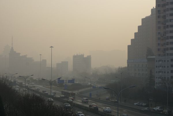资料图片：2016年12月19日，北京市区被雾霾笼罩。新华社发