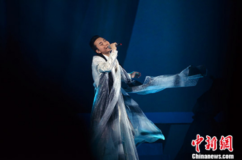资料图：李玉刚在舞台上深情演唱。中新网记者 李霈韵 摄