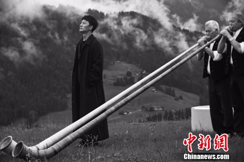黄轩概念写真《轩轾ii》发布 光影艺术凸显质感