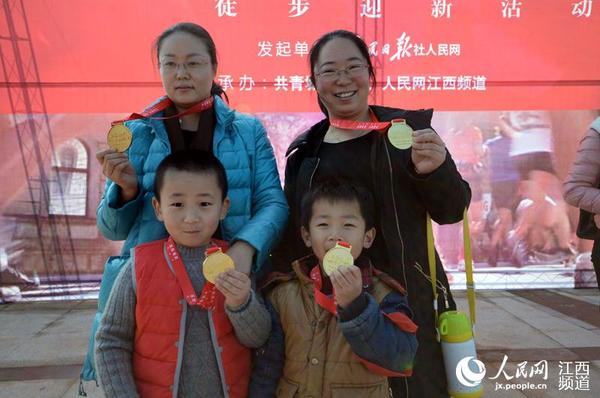 在终点，家长和孩子们开心地展示奖牌。