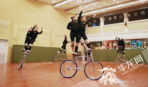 自行车杂技表演扣人心弦。 首席记者 李文科 摄