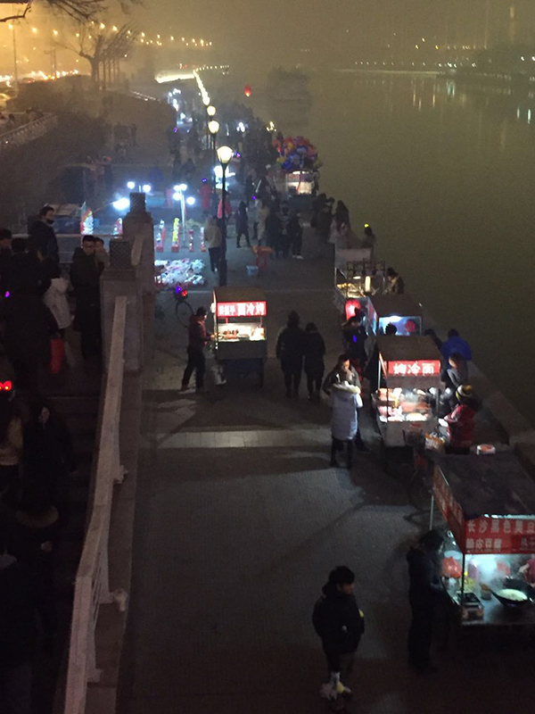 “天津之眼”两侧的摊贩。本文图片均来自澎湃新闻记者邵克