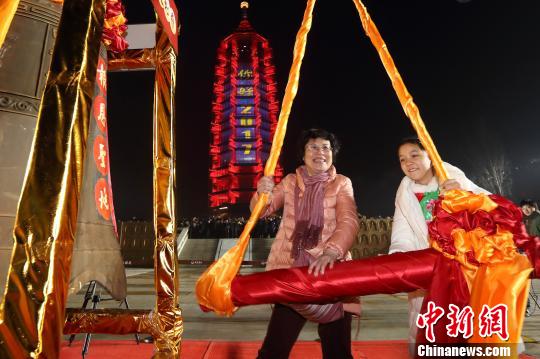 南京民众热闹跨新年 大报恩寺传统年俗受热捧