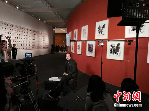 韩美林现场讲述《丁酉年》生肖邮票邮品创作故事。中新网记者 宋宇晟 摄