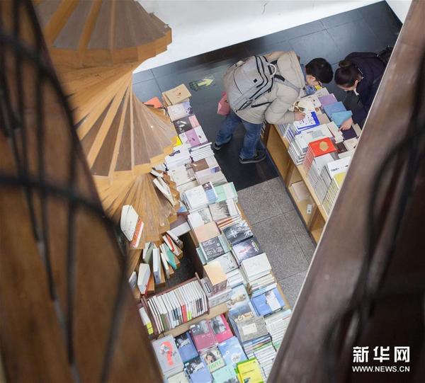 2017年1月1日凌晨，读者在北京三联韬奋24小时书店选书。新华社记者 李京 摄