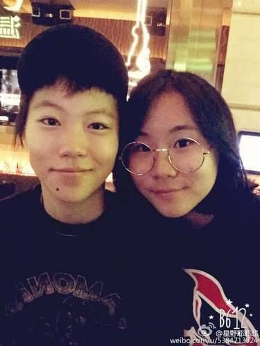 窦唯二女儿晒合影祝姐姐窦靖童生日快乐，网友:太像了_娱乐频道_凤凰网