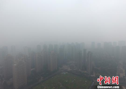 1月5日，重慶主城上空一片灰蒙蒙。