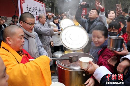 中国各地“腊八”祈福暖年味